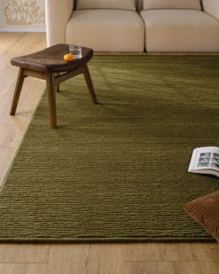 Kurzflor Teppich aus Schurwolle Oliv Grün "Castello ONE" WECONhome
