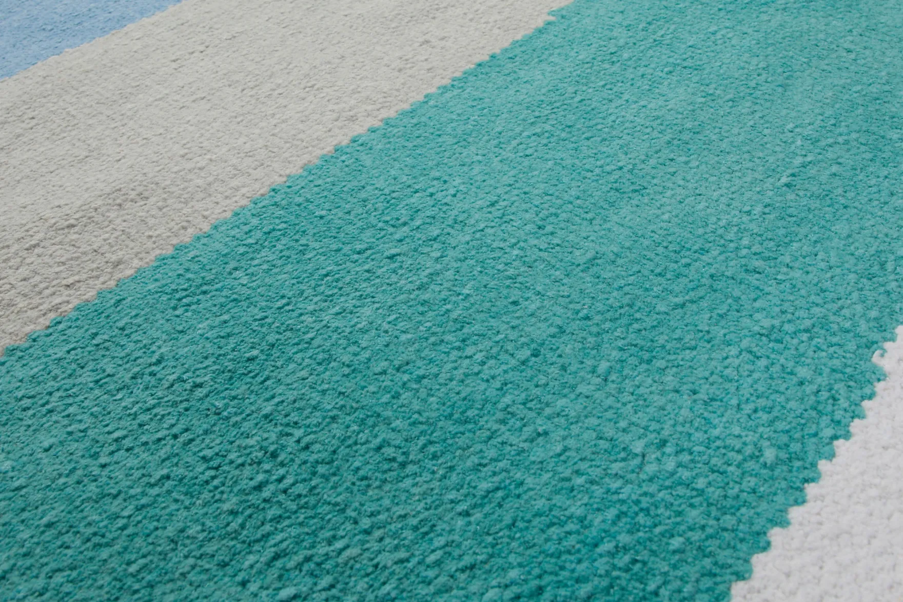 160x230 Teppich Wohnzimmer Aquawellen in Türkis und Hellblau – Skandi-Streifenteppich mit fließenden Bändern