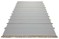 160x230 Teppich Wohnzimmer Zarte Streifen, bunte Quasten – Leichter Handwebteppich für helle Räume