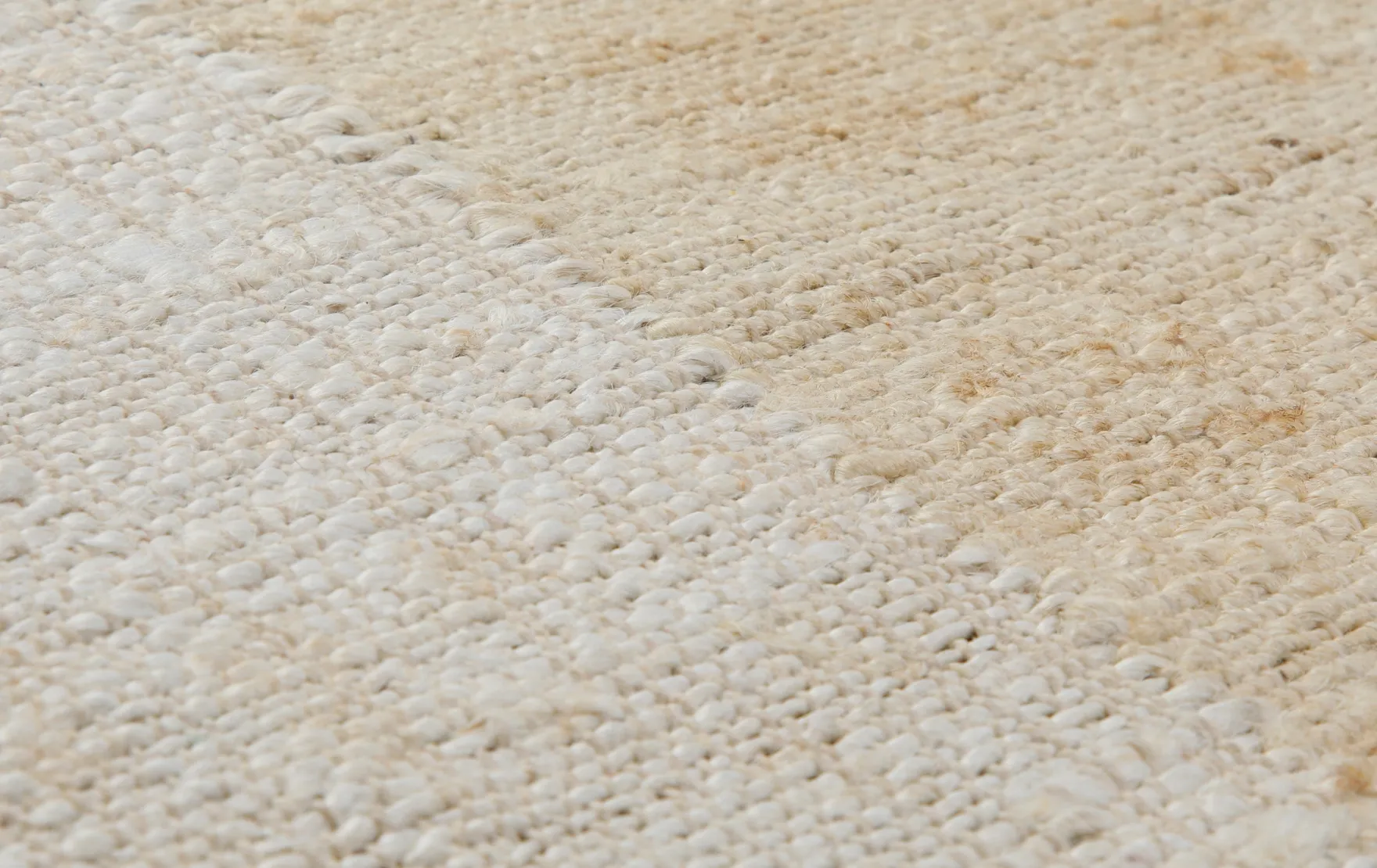 160x230 Teppich WohnzimmerZwei Hälften, ein Ton – Reduzierter Naturteppich in Creme und Sand