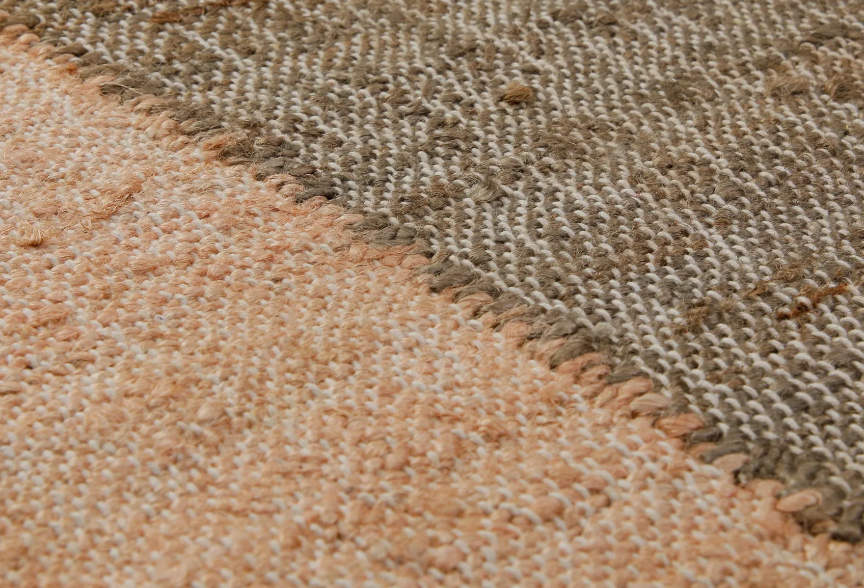 160x230 Teppich Wohnzimmer Zwei Welten, ein Teppich – Naturfaser-Diptychon in Apricot und Erde